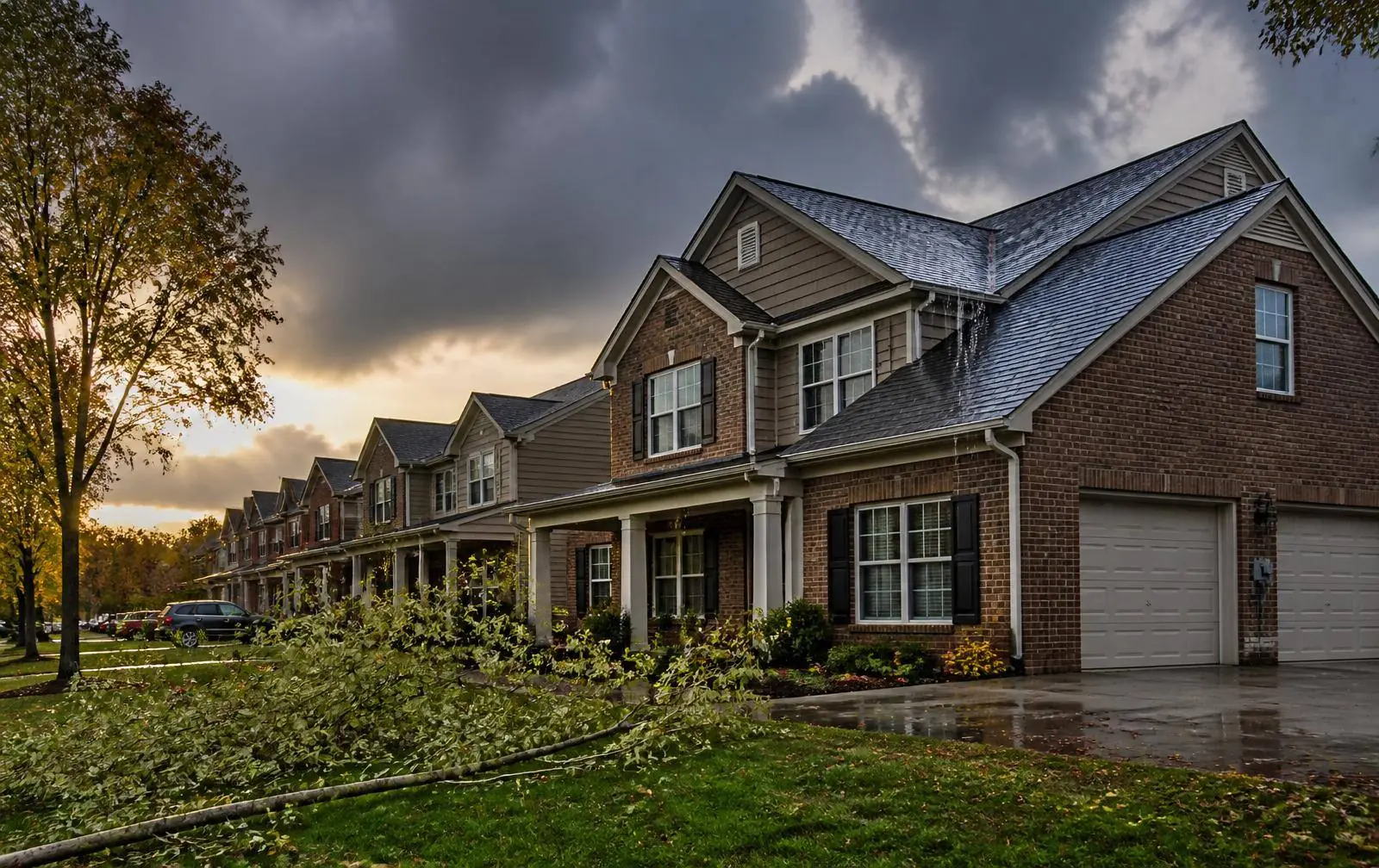 Charcoal shingle roof on a Georgia home